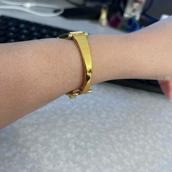 Gucci watch in 18kt gold plate. marks on one side of arm from being stored 🤩 - Picture 3 of 8